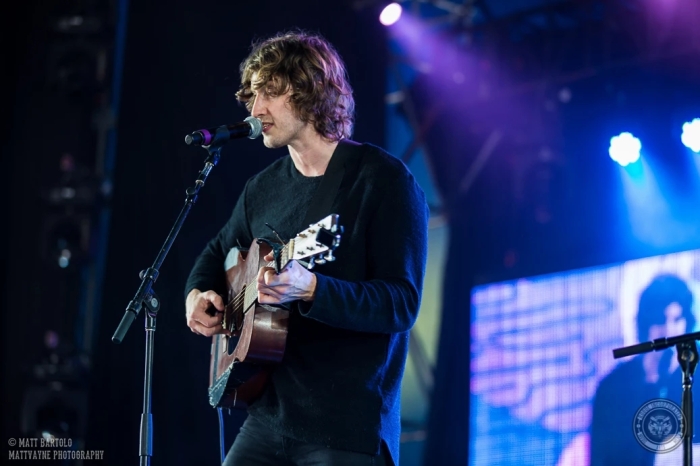 Dean Lewis playing the guitar at Groovin The Moo in 2017.