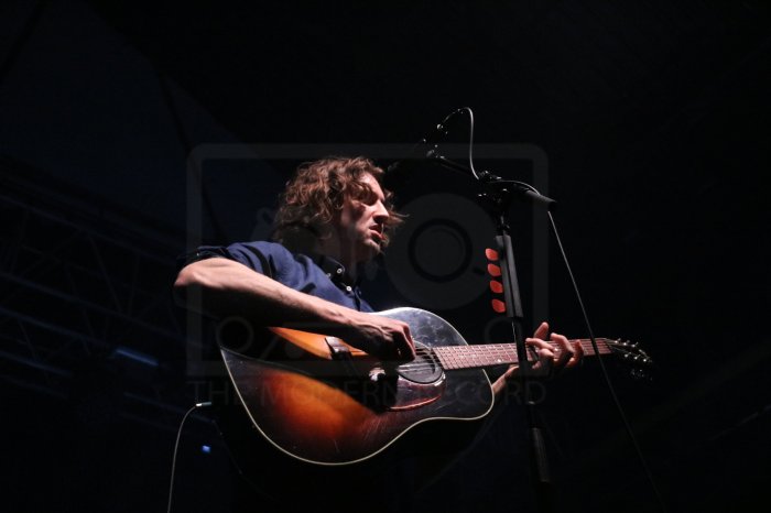 Dean Lewis playing the guitar in Glasgow