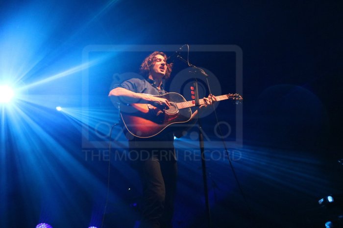 Dean Lewis playing the guitar in Glasgow
